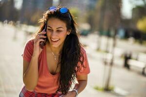 un mujer tiene un teléfono conversacion foto