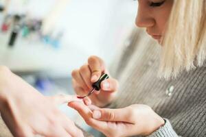 un mujer a un manicura salón foto