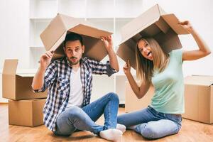 un Pareja quien movido dentro un nuevo casa foto