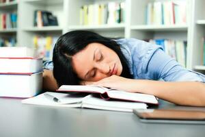 un mujer a el biblioteca foto