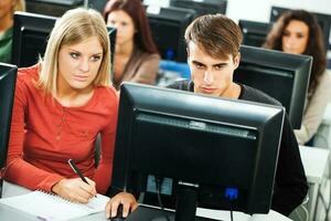 estudiantes aprendizaje en un computadora laboratorio foto