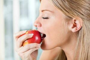 mujer promoviendo sano comiendo hábitos foto