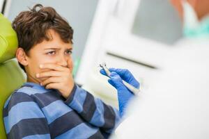 un niño a el dentista foto