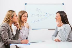 mujer de negocios que se discute un negocio estrategia foto