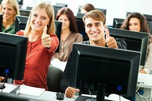 estudiantes aprendizaje en un computadora laboratorio foto