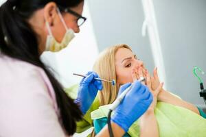 un mujer a el dentista foto