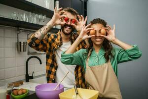 contento multiétnico Pareja Cocinando juntos foto