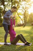 Pareja hacer ejercicio juntos en el parque foto