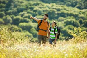 padre y hijo gasto hora al aire libre foto