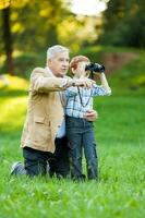un abuelo y su nieto gasto hora juntos al aire libre foto
