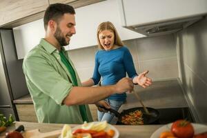 un joven Pareja Cocinando juntos foto