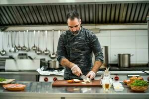 un cocinero es preparando un comida en el restaurante cocina. foto