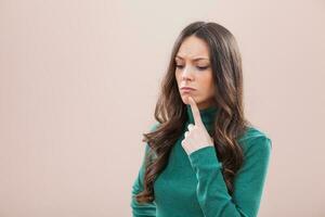 un mujer con un verde blusa foto