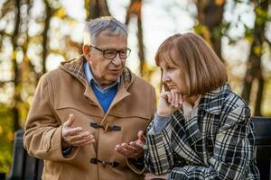 un mayor Pareja gasto hora juntos en el parque foto