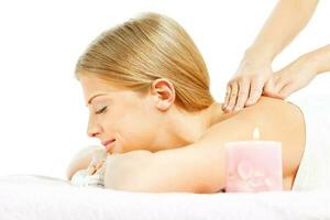joven mujer relajante después masaje en spa tratamiento foto