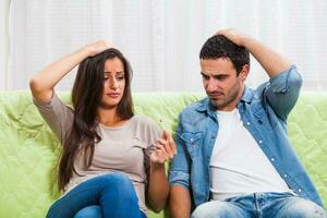 retrato de un joven Pareja discutiendo foto