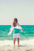 mujer en pie en el mar foto