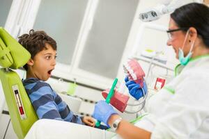 un niño a el dentista foto