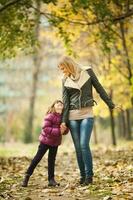 un madre con su hija en el parque foto