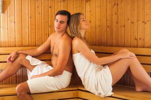 un Pareja en un sauna foto