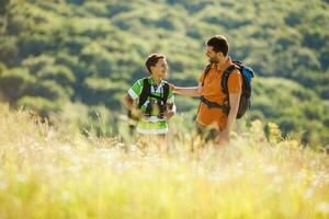 padre y hijo gasto hora al aire libre foto