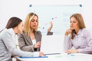 mujer de negocios que se discute un negocio estrategia foto