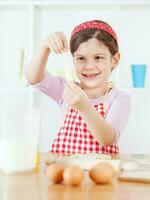 un joven niña Cocinando foto