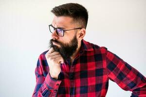 retrato de un hombre en rojo y azul tartán camisa foto