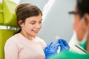 un niño a el dentista foto