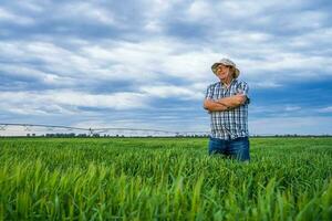 un granjero en pie en un cebada campo foto