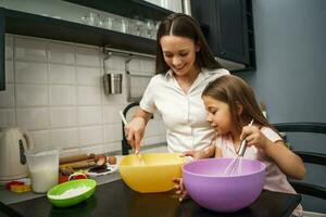 madre e hija cocinando juntas foto