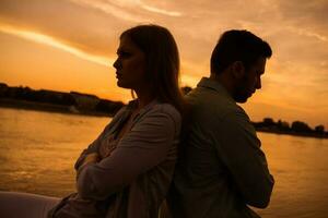 un joven Pareja terminado el puesta de sol foto