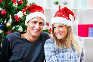 un Pareja gasto hora juntos a Navidad foto