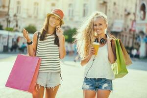 amigos gasto hora juntos en el ciudad foto