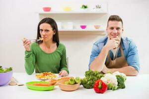 un Pareja comiendo juntos foto