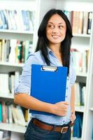 un mujer a el biblioteca foto