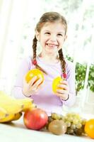 pequeño niña con frutas para salud y bienestar concepto foto