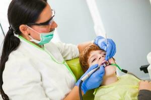 un niño a el dentista foto