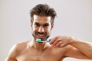 un hombre Lavado su dientes foto