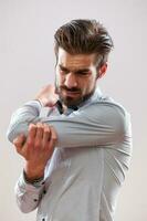 un hombre en un gris camisa foto