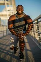 un africano americano hombre haciendo físico ejercicios foto