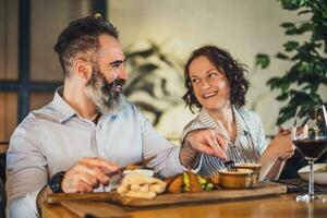 un Pareja teniendo cena foto