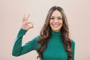 un mujer con un verde blusa foto