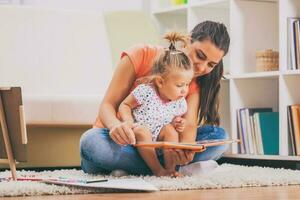 un madre gasto hora con su niño foto