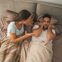 un joven Pareja teniendo un discusión foto