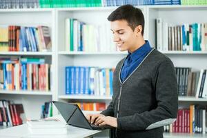 un estudiante en el biblioteca foto