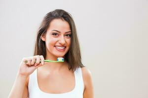 un mujer tomando cuidado de su dientes foto