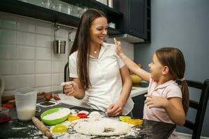 madre e hija cocinando juntas foto