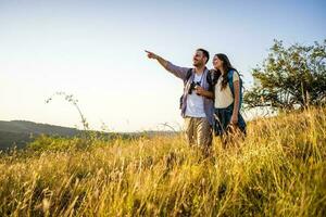 Pareja gasto hora al aire libre foto