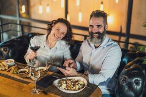 un Pareja teniendo cena foto